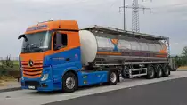 =MB Actros von UNITRANS BOHEMIA steht auf einem Rastplatz an der A 3 im August 2020