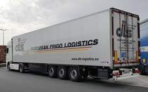 =Sattelauflieger von DLS, gesehen auf einem Rastplatz an der A 3 im August 2020