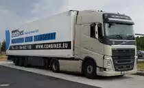 =Volvo FH 500 steht auf einem Rastplatz an der A 3 im August 2020