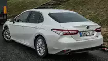 Rückansicht: 2019-er Toyota Camry Hybrid. Foto: Innenparkplatz des Hungaroring. September, 2019
