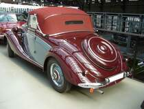 Heckansicht eines Mercedes Benz W136 170V Cabriolet A aus dem Jahr 1936. Das Modell W136 wurde auf der Berliner Automobil Ausstellung des Jahres 1936 vorgestellt. Er sollte ein Automobil für die Massenmotorisierung des Deutschen Reiches sein. Das gezeigte Cabriolet A war das teuerste Modell dieser Baureihe und schlug bei seiner Vorstellung mit einem Kaufpreis von RM 5980,00 zu Buche. Eine zweitürige Limousine dieses Typs war schon ab RM 2850,00 zu haben. Insgesamt verkauften die Untertürkheimer nur 76 Autos in der Cabriolet A Ausführung. Der Vierzylinderreihenmotor hat einen Hubraum von 1697 cm³ und leistet 38 PS. Classic Remise Düsseldorf am 17.09.2020, natürlich unter Einhaltung sämtlicher momentanen Regeln und Hygienevorschriften.