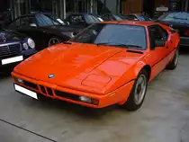 Einer von 460 gebauten BMW E26 besser bekannt als M1. Der von 1979 bis 1981 angebotene M1 gehört zu den größten Schöpfungen des Automobilbaus, deren Entstehung spektakulärer war, als sein kommerzieller Misserfolg. Die Technik von BMW, die Karosserie von Giugiaro gezeichnet, das Konzept von Lamborghini und die Produktion bei Baur in Stuttgart. Der als Mittelmotor verbaute Sechszylinderreihenmotor hat einen Hubraum von 3453 cm³ und leistet 277 PS. Das damals DM 113.000,00 teure Auto brachte es auf eine Höchstgeschwindigkeit von 262 km/h. Classic Remise Düsseldorf am 17.09.2020, natürlich unter Einhaltung sämtlicher momentanen Regeln und Hygienevorschriften.