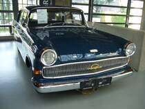 Opel Kapitän P-LV, gebaut in den Jahren 1959 bis 1963. Der Werbespruch 1959 für dieses Fahrzeug lautete: Der beste Opel Kapitän, den es je gab! Preisgünstig, wirtschaftlich, solide, zuverlässig und dauerhaft. Der abgelichtete Kapitän entstammt dem letzten Modelljahr 1963 und ist ein Fahrzeug in der luxuriöseren L-Ausstattung. Ein solcher Kapitän war ab DM 10.675,00 zu haben. Angetrieben wird der Wagen von einem Sechszylinderreihenmotor, der aus einem Hubraum von 2605 cm³ 90 PS leistet. Classic Remise Düsseldorf am 17.09.2020.