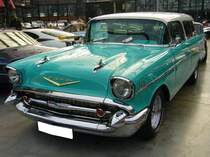 Chevrolet Series 2400C Bel Air Nomad Wagon des Modelljahres 1957 im Farbton cascade green. Von diesem sechssitzigen, dreitürigen Kombimodell verkaufte Chevrolet im Modelljahr 1957 6103 Fahrzeuge zu einem Preis ab US$ 2757,00. Am vergoldeten V-Emblem auf der Motorhaube kann man erkennen, dass dieser Chevrolet mit einem V8-Motor bestückt ist. Dieser hat einen Hubraum von 4.635 cm³ und war in sechs Leistungsvarianten lieferbar. Classic Remise Düsseldorf am 17.09.2020.