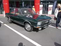Audi C1 100, gebaut von 1968 bis 1976. Hier wurde eine, sehr selten bestellte, zweitürige C1 Limousine im Farbton tropengrün und in der Ausstattungsversion LS abgelichtet. Eine solche Limousine war im Jahr 1969 ab DM 10.300,00 zu haben. Der Vierzylinderreihenmotor leistet 90 PS aus einem Hubraum von 1760 cm³. Audi und NSU Treffen an der Motorworld Cologne im Jahr 2018.
