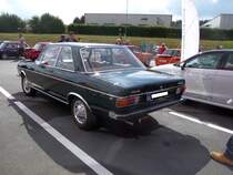 Heckansicht einer zweitürigen Audi 100 LS Limousine der Baureihe C1. Audi und NSU Treffen an der Motorworld Cologne im Jahr 2018.