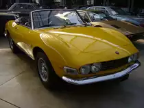 Fiat Dino 2000 Spider, gebaut von 1966 bis 1972. Der Fiat Dino ist nach Enzo Ferrari`s Sohn Alfredino benannt, der 1956 im Alter von nur 24 Jahren verstarb. Während das gleichnamige Coupemodell von Bertone gezeichnet wurde, stammte der Spider aus der Feder von Pininfarina. Der im Farbton giallo positano lackierte Wagen wird von einem V6-Motor aus dem Hause Ferrari angetrieben, der aus einem Hubraum von 1987 cm³ 160 PS leistet. Die Höchstgeschwindigkeit gab man damals mit 210 km/h an. Classic Remise Düsseldorf am 17.09.2020.