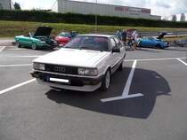 Audi Coupe der zweiten Serie, wie es von 1984 bis 1987 produziert wurde. Im März 1980 wurde die  Fahrmaschine  Audi Quattro vorgestellt. Im September 1980 folgte das ähnlich aussehende Coupe, ohne jedoch auf Allradtechnik zurück greifen zu können. Im September 1984 erfolgte ein  Facelift , äußerlich erkennbar am leicht schräg gestellten Kühlergrill und den rechteckigen Frontscheinwerfern. Ein solches Coupe war 1984 ab DM 24.340,00 zu haben. Der Kunde konnte zwischen einem Vierzylinderreihenmotor mit einem Hubraum von 1781 cm³ und Leistungen von 75 PS oder 90 PS, oder einem Fünfzylinderreihenmotor mit einem Hubraum von 1921 cm³ und einer Leistung von 115 PS wählen. Audi und NSU Treffen im Sommer 2018 in Köln.