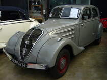 Peugeot 402 Legere. Der 1935 vorgestellte Peugeot 402 wurde bis 1942 in zwei Serien (Sèries A & B) gebaut. Das Auto konnte in etlichen Karosserieversionen bestellt, bzw. das Chassis mit etlichen Aufbauten versehen werden. So musste Peugeot bis 1942 Fahrgestelle an die deutschen Besatzer liefern, die dann als Sanitätsfahrzeuge aufgebaut wurden. Da es sich bei diesem 402 um ein Fahrzeug aus dem Jahr 1938 handelt, dürfte hier der Motor der B-Serie verbaut sein. Dieser Vierzylinderreihenmotor hat einen Hubraum von 2142 cm³ und leistet 63 PS. Classic Remise Düsseldorf am 17.09.2020.