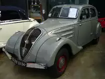 Peugeot 402 Legere. Der 1935 vorgestellte Peugeot 402 wurde bis 1942 in zwei Serien (Sèries A & B) gebaut. Das Auto konnte in etlichen Karosserieversionen bestellt, bzw. das Chassis mit etlichen Aufbauten versehen werden. So musste Peugeot bis 1942 Fahrgestelle an die deutschen Besatzer liefern, die dann als Sanitätsfahrzeuge aufgebaut wurden. Da es sich bei diesem 402 um ein Fahrzeug aus dem Jahr 1938 handelt, dürfte hier der Motor der B-Serie verbaut sein. Dieser Vierzylinderreihenmotor hat einen Hubraum von 2142 cm³ und leistet 63 PS. Classic Remise Düsseldorf am 17.09.2020.