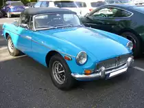 MG B im Farbton teal blue aus dem Modelljahr 1970. Der MG B wurde 1962 vorgestellt und bis 1980 produziert. Er war einer der erfolgreichsten Roadster der Automobilgeschichte. Der gezeigte MG B dürfte eine US-Reimport sein. Dieses ist an den seitlichen Begrenzungsleuchten erkennbar. Der Vierzylinderreihenmotor leistet 95 PS aus einem Hubraum von 1798 cm³. Besucherparkplatz der Düsseldorfer Classic Remise am 17.09.2020.