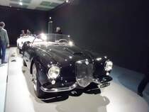 Lancia Aurelia B24 Spider aus dem Jahr 1954. Erkennungszeichen gegenüber dem späteren B24 Convertible ist die Panoramawindschutzscheibe und die geteilte vordere Stoßstange. Angetrieben wird dieser Klassiker von einem V6-Motor mit einem Hubraum von 2.451 cm³ und einer Leistung von 102/118 PS. Die Höchstgeschwindigkeit wurde mit ca. 150 km/h angegeben. Ausstellung  PS, ich liebe Dich  im Kunstpalast Düsseldorf im Januar 2019.