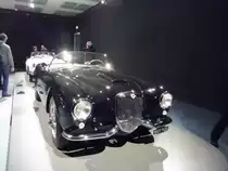 Lancia Aurelia B24 Spider aus dem Jahr 1954. Erkennungszeichen gegenüber dem späteren B24 Convertible ist die Panoramawindschutzscheibe und die geteilte vordere Stoßstange. Angetrieben wird dieser Klassiker von einem V6-Motor mit einem Hubraum von 2.451 cm³ und einer Leistung von 102/118 PS. Die Höchstgeschwindigkeit wurde mit ca. 150 km/h angegeben. Ausstellung  PS, ich liebe Dich  im Kunstpalast Düsseldorf im Januar 2019.