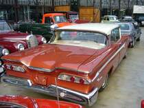 Heckansicht eines Edsel Ranger twodoor Sedan des Modelljahres 1959 im Farbton redwood . Der Ranger war im Jahr 1959 die Basisversion im Programm der Ford-Tochter Edsel. Von dieser Karosserieversion wurden in diesem Modelljahr 7778 Autos zum Preis ab US$ 2629,00 verkauft. Serienmäßig wird der Wagen von einem V8-Motor angetrieben, der aus einem Hubraum von 4483 cm³ 200 PS leistet. Gegen einen Minderpreis konnte das Modell auch mit einem Sechszylinderreihenmotor bestellt werden. Classic Remise Düsseldorf am 17.09.2020.