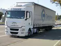 MAN Sattelzug auf der Straße zur Fähre,am 18.September 2020,im schwedischen Ystad.