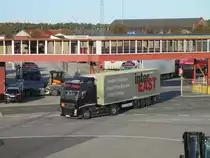 Für diesen VOLVO Sattelzug ging es,am 18.September 2020,im schwedischen Ystad auf die Polenfähre.