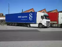 Zeit bis auf die Fähre zufahren hatte dieser VOLVO Sattelzug,am 18.September 2020,im schwedischen Ystad.