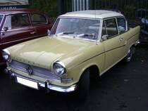 Borgward Arabella, gebaut von 1959 bis 1963. Die  Arabella  kam als Lloyd LP 900 auf den Markt und war optisch und technisch gut gelungen. Aber, wie so oft im Borgward Konzern, zu überstürzt und daher nicht besonders ausgereift auf den Markt gekommen. Das war dem Ruf des Modells nicht besonders träglich. Es gab die Modelle Arabella und ab 1960 zusätzlich die Arabella de Luxe. Im November 1960 schlug eine Arabella mit ein Kaufpreis von DM 5230,00 zu Buche und das de Luxe Modell mit DM 5730,00. Der Vierzylinderboxermotor aus Leichtmetall hat einen Hubraum von 897 cm³. Während er in der Arabella 38 PS leistet, kommt die Arabella de Luxe durch eine andere Vergaserbestückung auf eine Leistung von 45 PS. Die Limousine wurde kurz vor dem wirtschaftlichen Zusammenbruch des Unternehmens in Borgward Arabella umgetauft. Besucherparkplatz der Düsseldorfer Classic Remise.