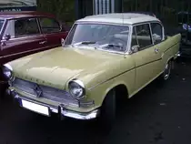 Borgward Arabella, gebaut von 1959 bis 1963. Die  Arabella  kam als Lloyd LP 900 auf den Markt und war optisch und technisch gut gelungen. Aber, wie so oft im Borgward Konzern, zu überstürzt und daher nicht besonders ausgereift auf den Markt gekommen. Das war dem Ruf des Modells nicht besonders träglich. Es gab die Modelle Arabella und ab 1960 zusätzlich die Arabella de Luxe. Im November 1960 schlug eine Arabella mit ein Kaufpreis von DM 5230,00 zu Buche und das de Luxe Modell mit DM 5730,00. Der Vierzylinderboxermotor aus Leichtmetall hat einen Hubraum von 897 cm³. Während er in der Arabella 38 PS leistet, kommt die Arabella de Luxe durch eine andere Vergaserbestückung auf eine Leistung von 45 PS. Die Limousine wurde kurz vor dem wirtschaftlichen Zusammenbruch des Unternehmens in Borgward Arabella umgetauft. Besucherparkplatz der Düsseldorfer Classic Remise.