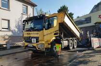 =MB Arocs der Firma KÜLLMER bei der Asphaltanlieferung auf einer Baustelle in Hünfeld, 08-2020