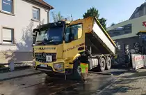 =MB Arocs der Firma KÜLLMER bei der Asphaltanlieferung auf einer Baustelle in Hünfeld, 08-2020