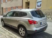 Rückansicht: Nissan Quashqai +2, aufgenommen in Mai, 2020.