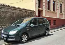 Grüner Ford Focus C-Max, aufgenommen in Mai, 2020.