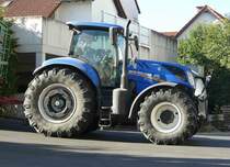 =New Holland T 7.270 bei der Getreideanlieferung auf dem Betriebshof der Raiffeisen-Warenzentrale in Hünfeld, Juli 2020