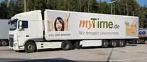 =DAF XF mit einem Sattelauflieger von  myTime.de  rastet an der A 7, 08-2020 
