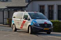 Mercedes Benz Vito der Polizei steht am Straßenrand. 09.2020