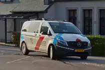 Mercedes Benz Vito der Polizei steht am Straßenrand. 09.2020