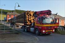 Der Fahrer dieses Mercedes Benz Actros Holztransporter, muß wegen starkem Verkehrs vor seiner weiterfahrt etwas Geduld haben. 09.2020 