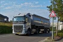 Volvo FH Tanksattelzug vom  DE VERBAND  mit einer Futterlieferung zum nächsten Bauern unterwegs. 09.2020