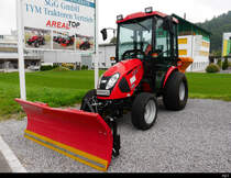 Traktor vom Typ  TYM T273 HST am Strassenrand in Saland ausgestellt am 20.09.2020