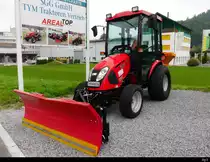 Traktor vom Typ  TYM T273 HST am Strassenrand in Saland ausgestellt am 20.09.2020