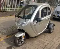 elizzy.eu*Elektro Kabinenroller mit einer Reichweite bis zu 50km. Vmax 25km/h. Das Gerät kann an einer Haushaltssteckdose in 6-8 Stunden aufgeladen werden. Für die elissy besteht Versicherungs-und Kennzeichenpflicht (Mofa-Kennzeichen). Foto:24.09.2020 