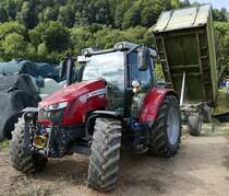 Allradschlepper Massey Ferguson MF 5713S, bei der Anlieferung von Maishäcksel, Sept.2020