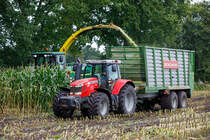 25.9.2020 - Zetel Bohlenberge - Zugmaschine Massey Ferguson bei der Maisernte