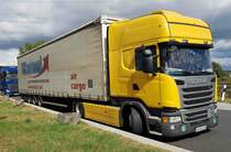 =Scania R 450 mit einem Sattelauflieger von WATTAUL, 08-2020