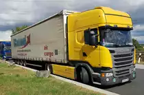 =Scania R 450 mit einem Sattelauflieger von WATTAUL, 08-2020