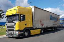 =Scania R 450 mit einem Sattelauflieger von WATTAUL, 08-2020