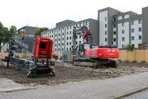 Kolb Erdbau Kiesel Rauppenbagger am 27.09.20 in Frankfurt am Main durch den Zaun fotografiert