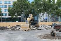 Kolb Erdbau CAT Rauppenbagger am 27.09.20 in Frankfurt am Main durch den Zaun fotografiert