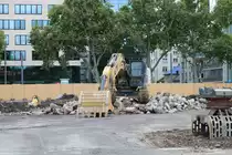 Kolb Erdbau CAT Rauppenbagger am 27.09.20 in Frankfurt am Main durch den Zaun fotografiert