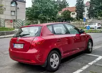 Rückansicht: Kia Ceed aus der ersten Generation in Mai, 2020.