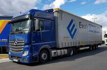 =MB Actros-Sattelzug der Spedition EWALS rastet im August 2020 an der A 3