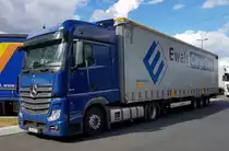 =MB Actros-Sattelzug der Spedition EWALS rastet im August 2020 an der A 3