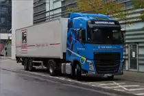 Volvo FH Sattelzug steht zum Entladen an einem Lager bereit. 09.2020