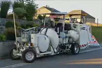 Eine Straenmarkiermaschine wartet am Straenrand auf ihren Einsatz. 09.2020