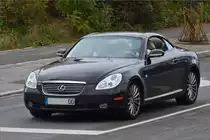 Lexus LS 450 wartet vor einer Ampel auf freie Fahrt. 09.2020